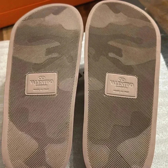 Valentino Garavani

Rockstud Rubber Slider Sandals - Picture 6 of 6